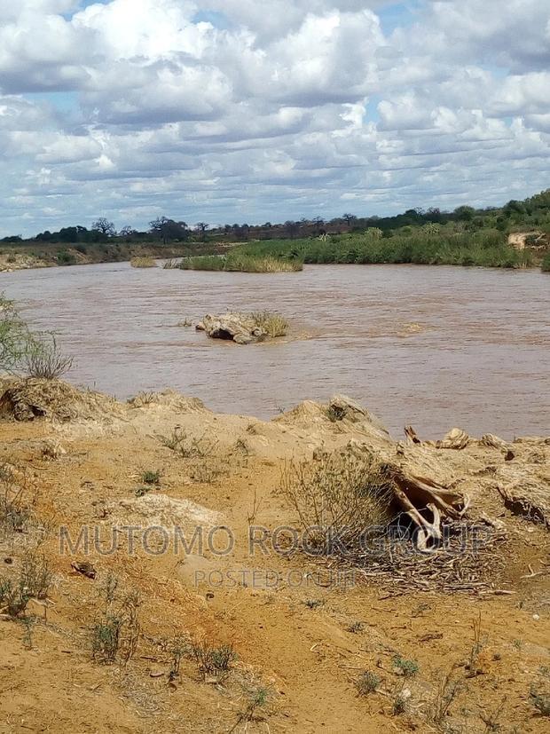 3acres Touching Athi River.