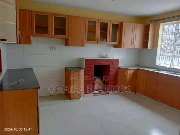 5bdrm Mansion in Naka Estate, Nakuru for sale