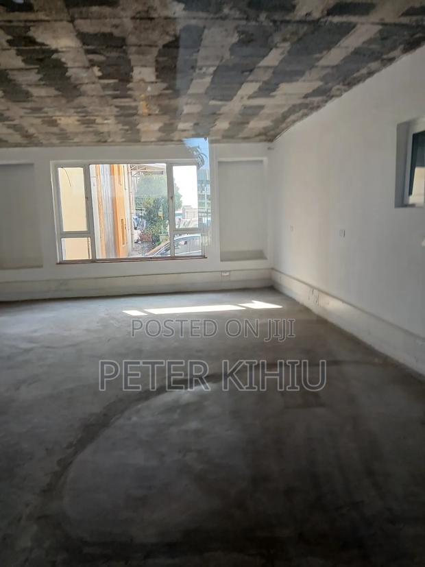 Office/Showroom to Let 6000sqft on North Airport Road