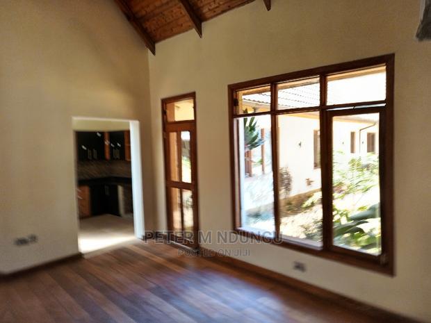 8bdrm Maisonette in Ridgeways for sale