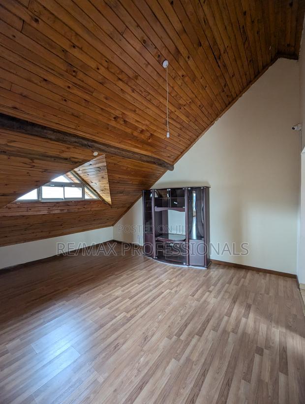 5bdrm Penthouse in Muthangari for rent