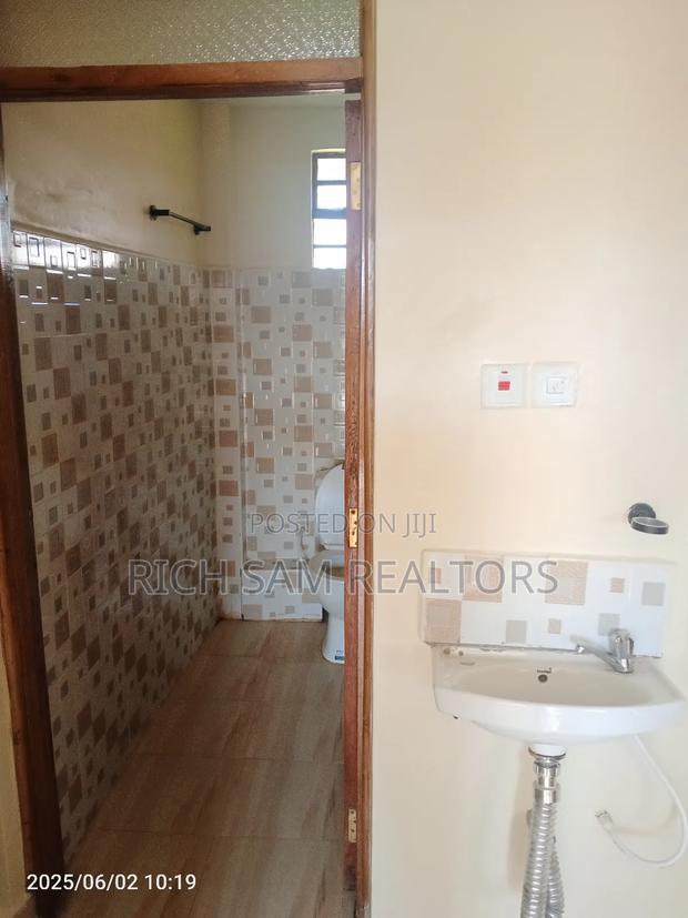 2bdrm House in Kiamunyi, Menengai West for rent