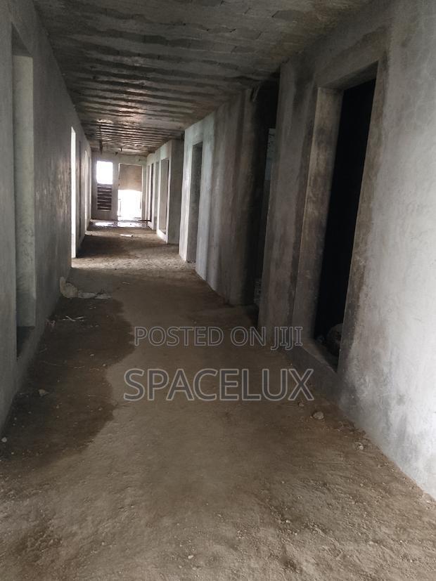 Airy 1100sqft Shop Space in a Grade a Office