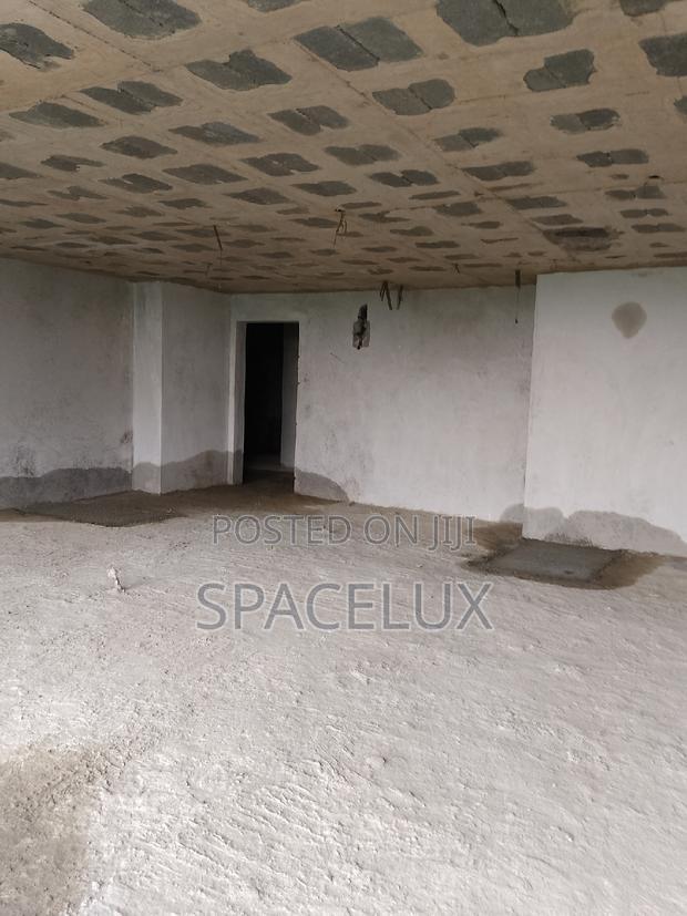 Airy 1100sqft Shop Space in a Grade a Office