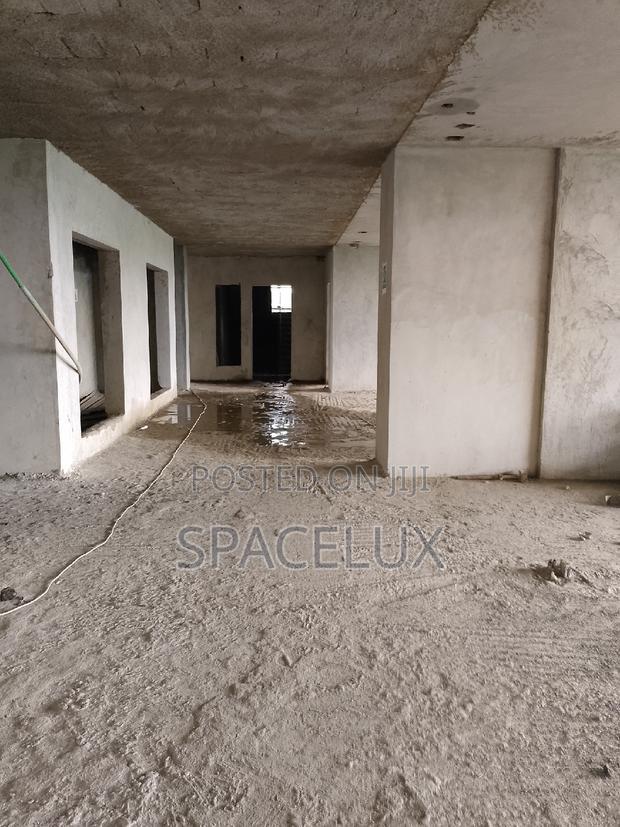 Airy 1100sqft Shop Space in a Grade a Office