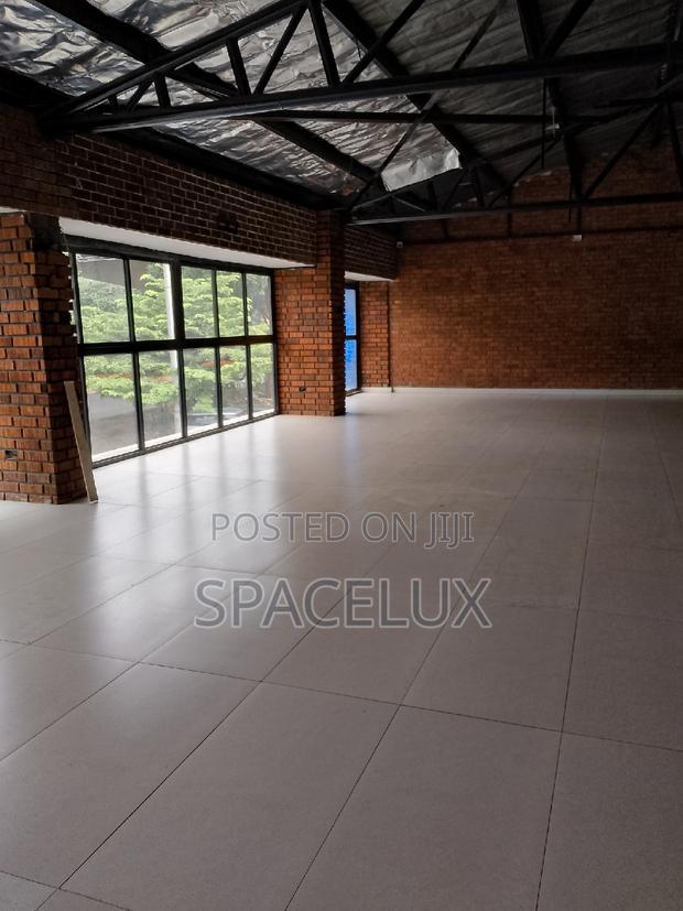 Conspicuous Restaurants Space