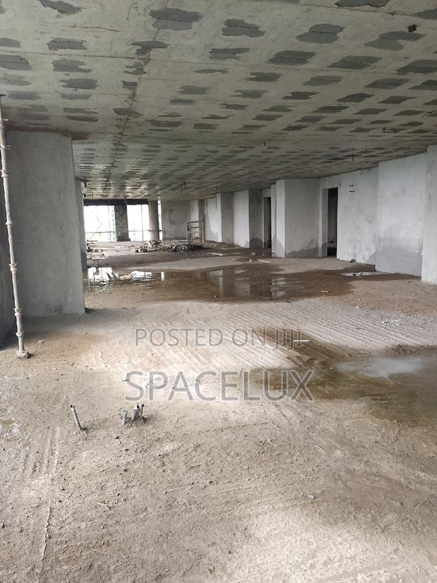 Airy 1100sqft Shop Space in a Grade a Office