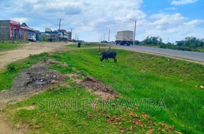 Half Acre Touching Nanyuki Nyeri Highway