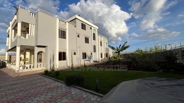 6bdrm Townhouse / Terrace in Quarry Road, Viraj Area for rent