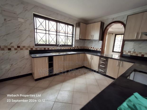 5bdrm Townhouse / Terrace in Ap, Gateway Mall Area for rent