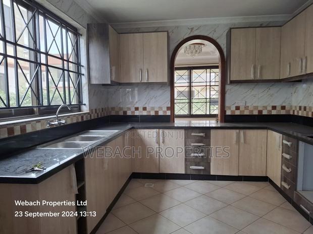 5bdrm Townhouse / Terrace in Ap, Gateway Mall Area for rent