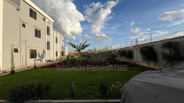 6bdrm Townhouse / Terrace in Quarry Road, Viraj Area for rent
