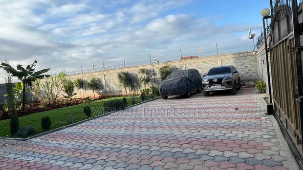 6bdrm Townhouse / Terrace in Quarry Road, Viraj Area for rent