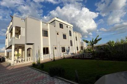 6bdrm Townhouse / Terrace in Quarry Road, Viraj Area for rent
