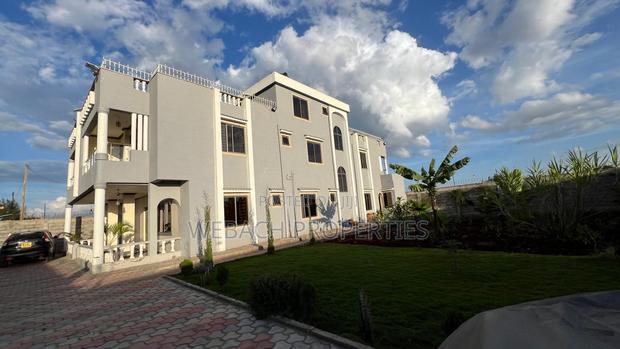 6bdrm Townhouse / Terrace in Quarry Road, Viraj Area for rent