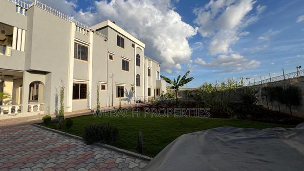 6bdrm Townhouse / Terrace in Quarry Road, Viraj Area for rent