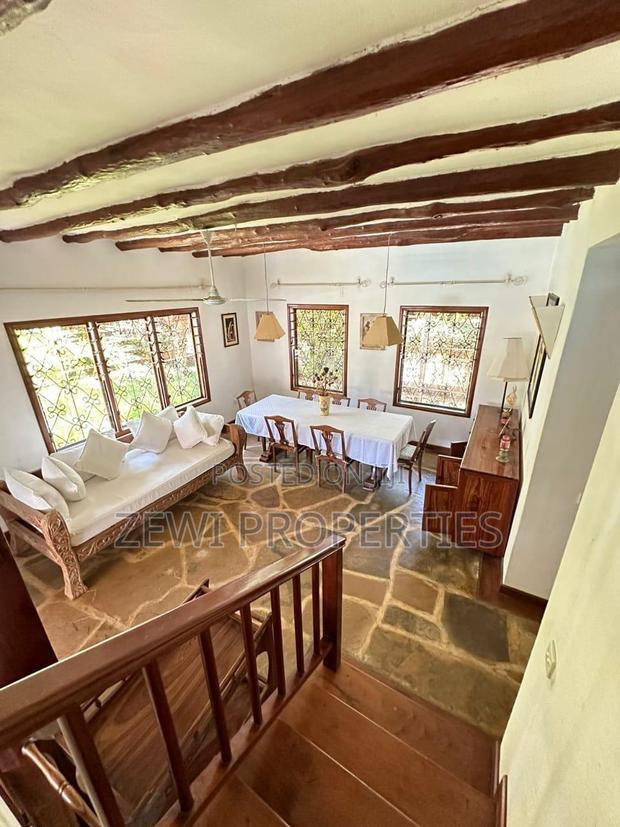 Furnished 3bdrm Villa in Casuarina Drive, for sale
