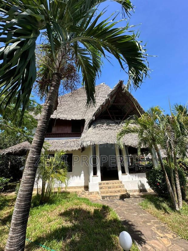 Furnished 3bdrm Villa in Casuarina Drive, for sale