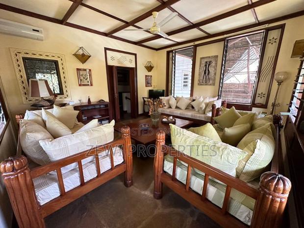 Furnished 3bdrm Villa in Casuarina Drive, for sale