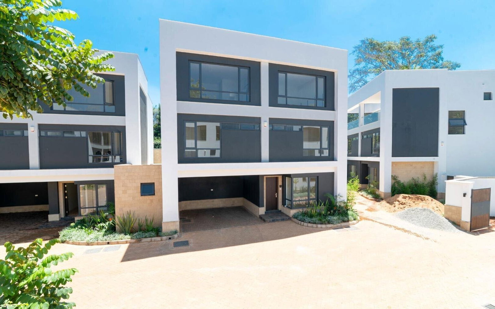 New 5BR All-Ensuite Townhouse with Private Garden – Kyuna
