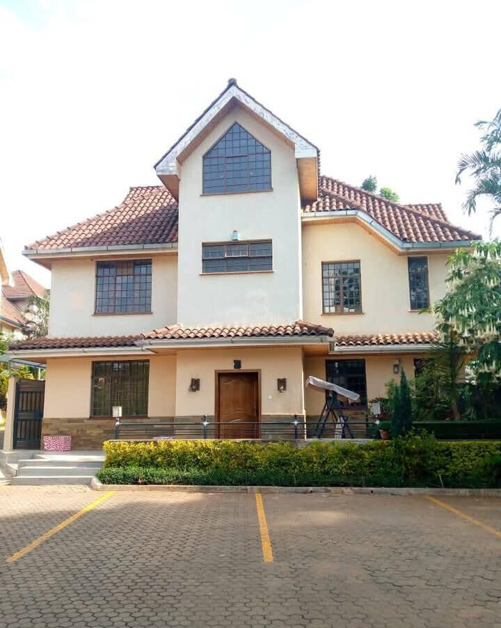 6-Ensuite Townhouse with DSQ & Gazebo Bar - Lavington