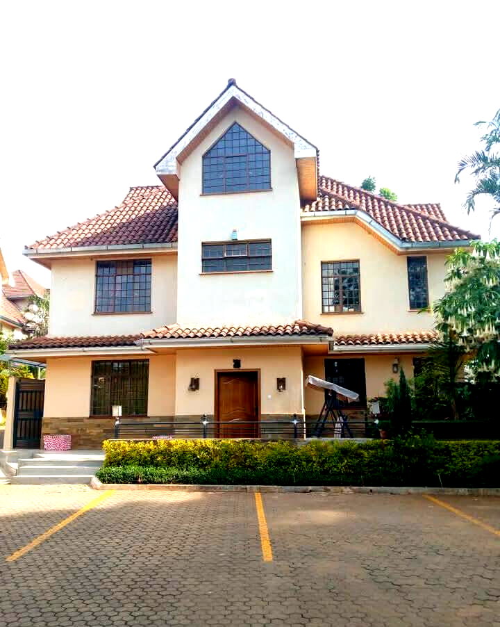 6-Ensuite Townhouse with DSQ & Gazebo Bar - Lavington