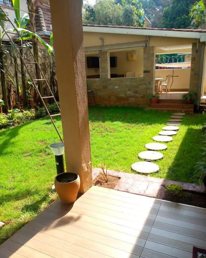 6-Ensuite Townhouse with DSQ & Gazebo Bar - Lavington