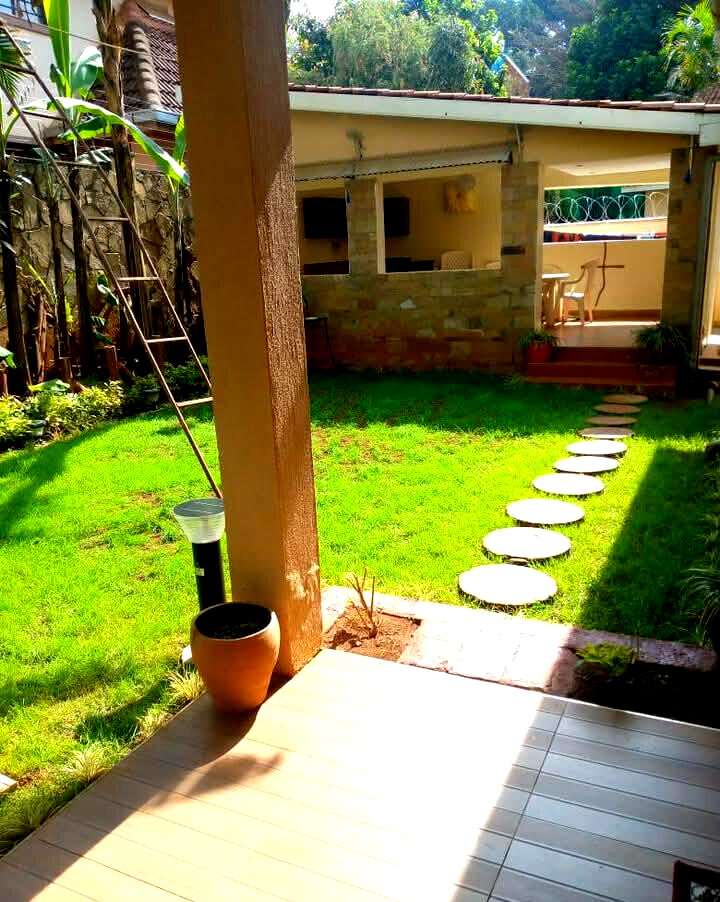 6-Ensuite Townhouse with DSQ & Gazebo Bar - Lavington