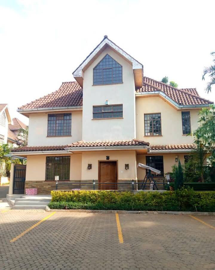 6-Ensuite Townhouse with DSQ & Gazebo Bar - Lavington