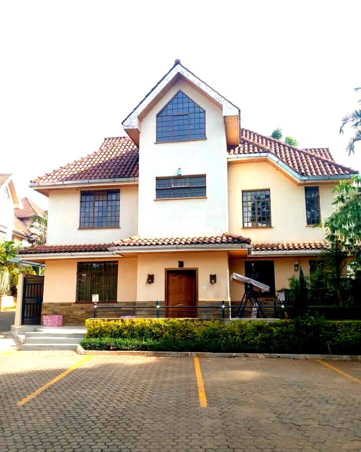 6-Ensuite Townhouse with DSQ & Gazebo Bar - Lavington