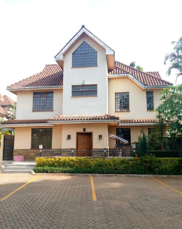 6-Ensuite Townhouse with DSQ & Gazebo Bar - Lavington