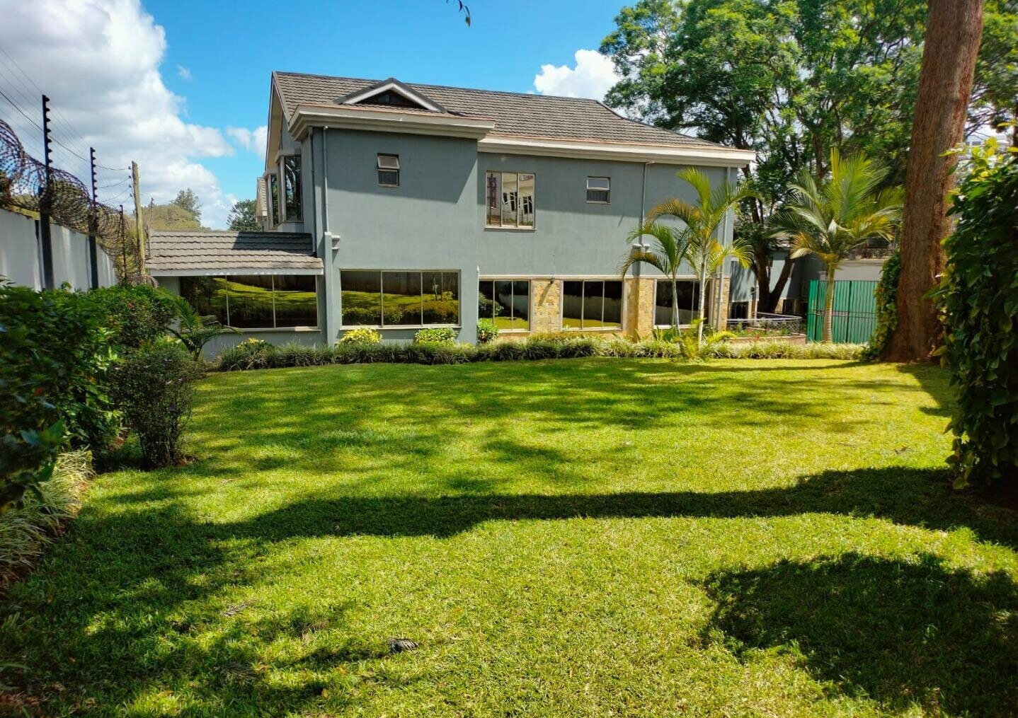 5-Ensuite Townhouse with Library & Pool - Spring Valley