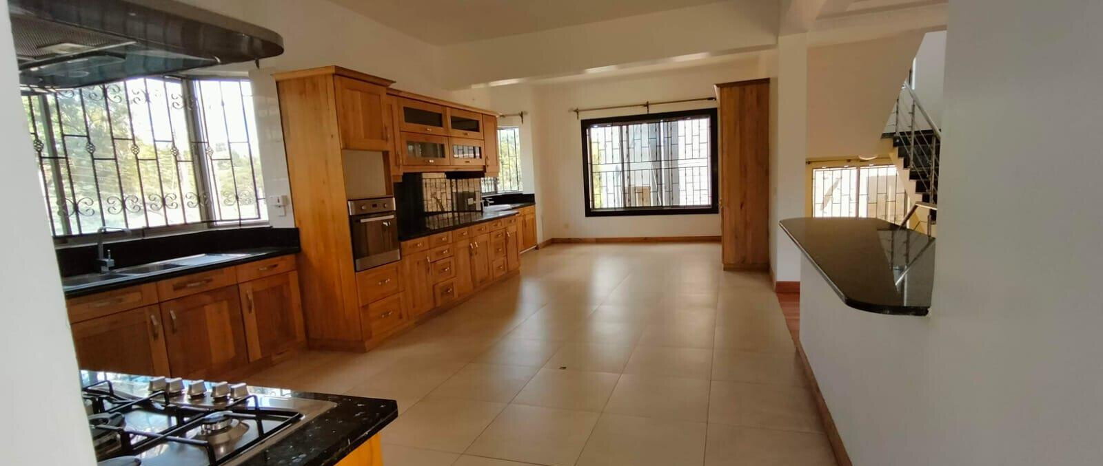 5-Ensuite Townhouse with Library & Pool - Spring Valley
