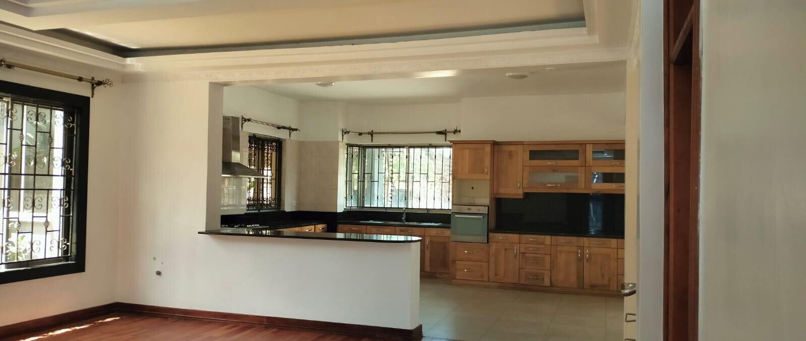 5-Ensuite Townhouse with Library & Pool - Spring Valley