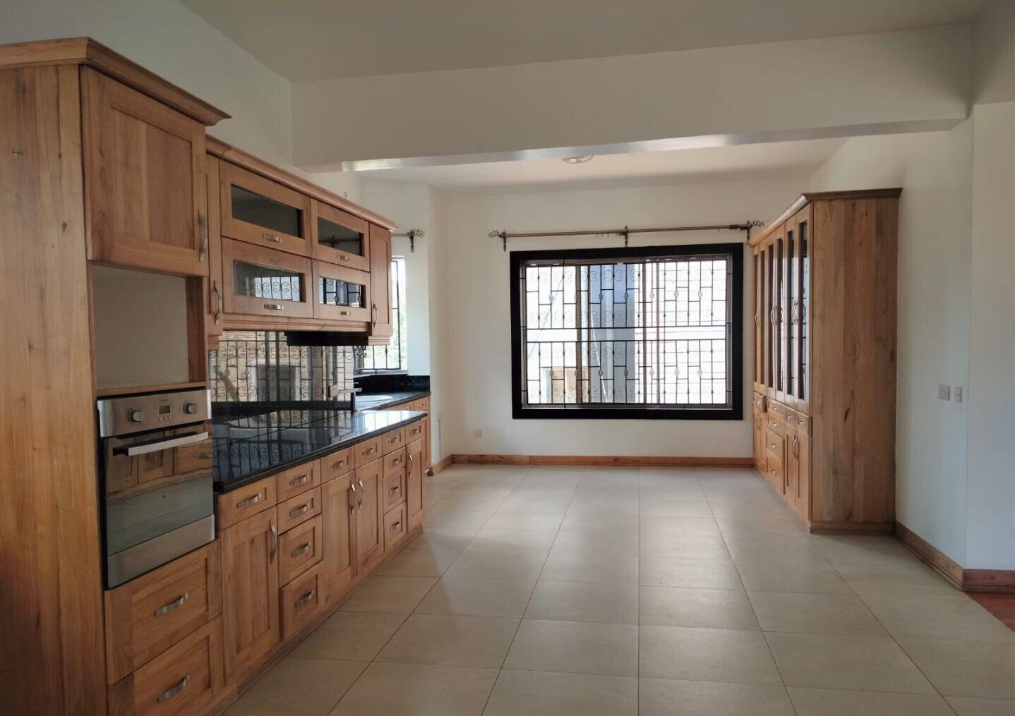 5-Ensuite Townhouse with Library & Pool - Spring Valley
