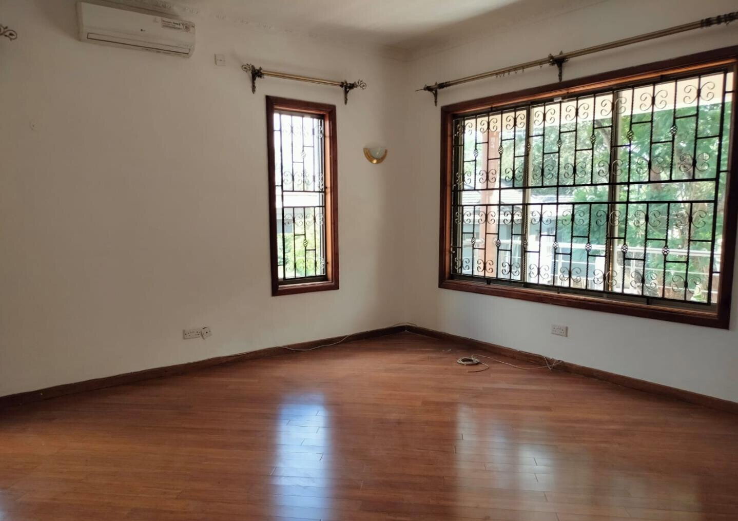 5-Ensuite Townhouse with Library & Pool - Spring Valley