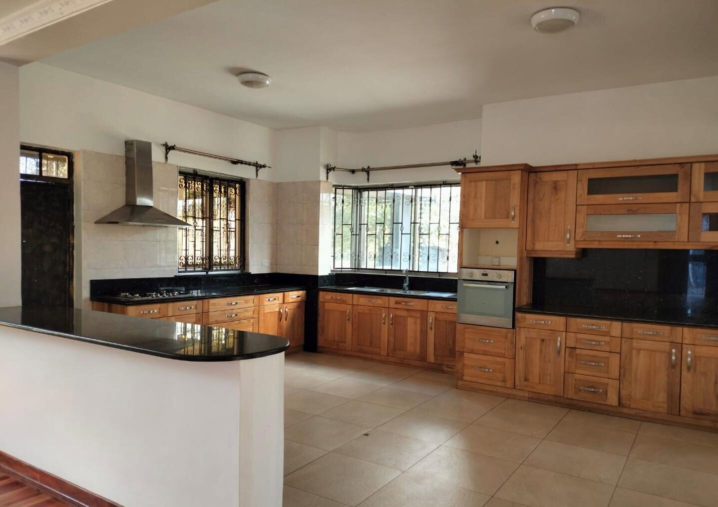 5-Ensuite Townhouse with Library & Pool - Spring Valley