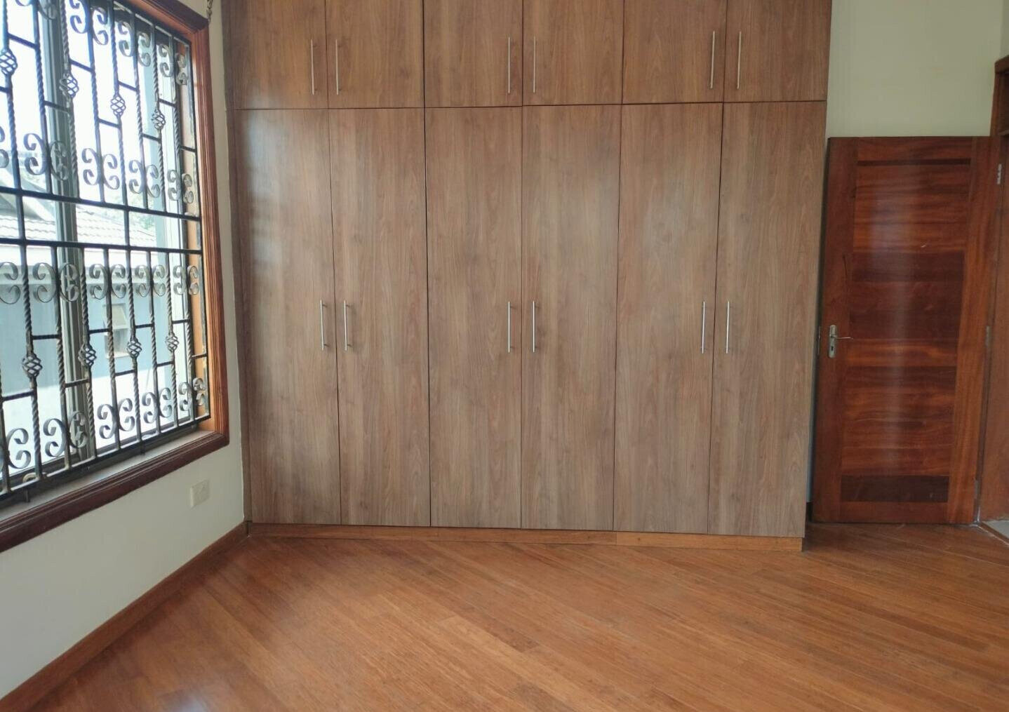 5-Ensuite Townhouse with Library & Pool - Spring Valley