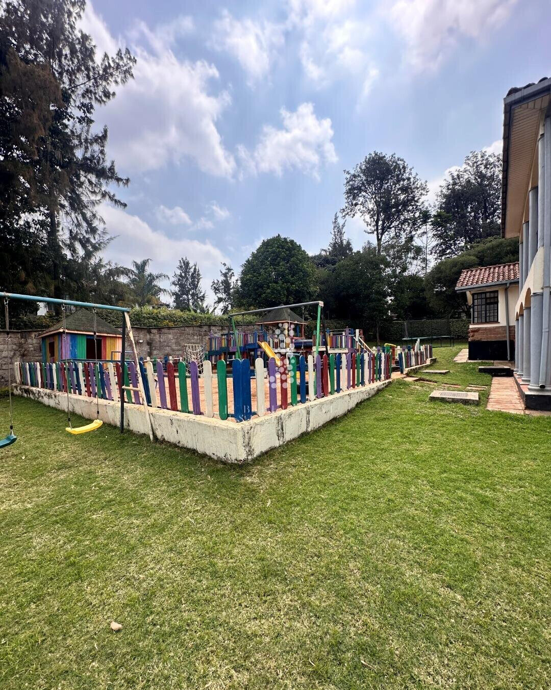 Half-Acre Townhouse with Mature Garden & Pool – Rosslyn