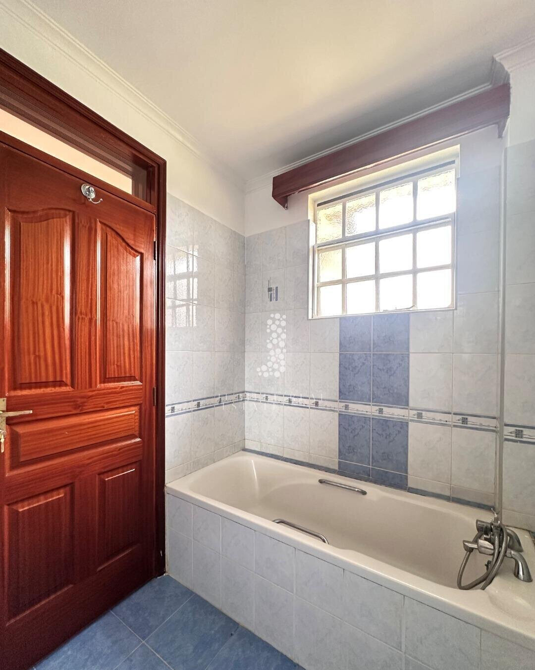 Half-Acre Townhouse with Mature Garden & Pool – Rosslyn