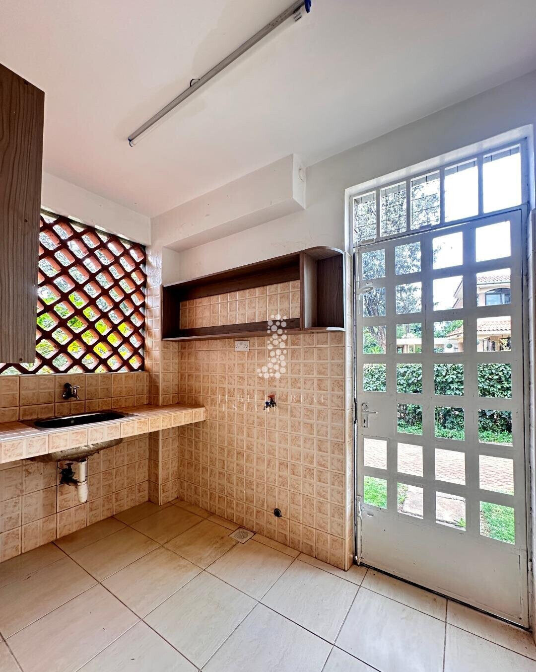 Half-Acre Townhouse with Mature Garden & Pool – Rosslyn
