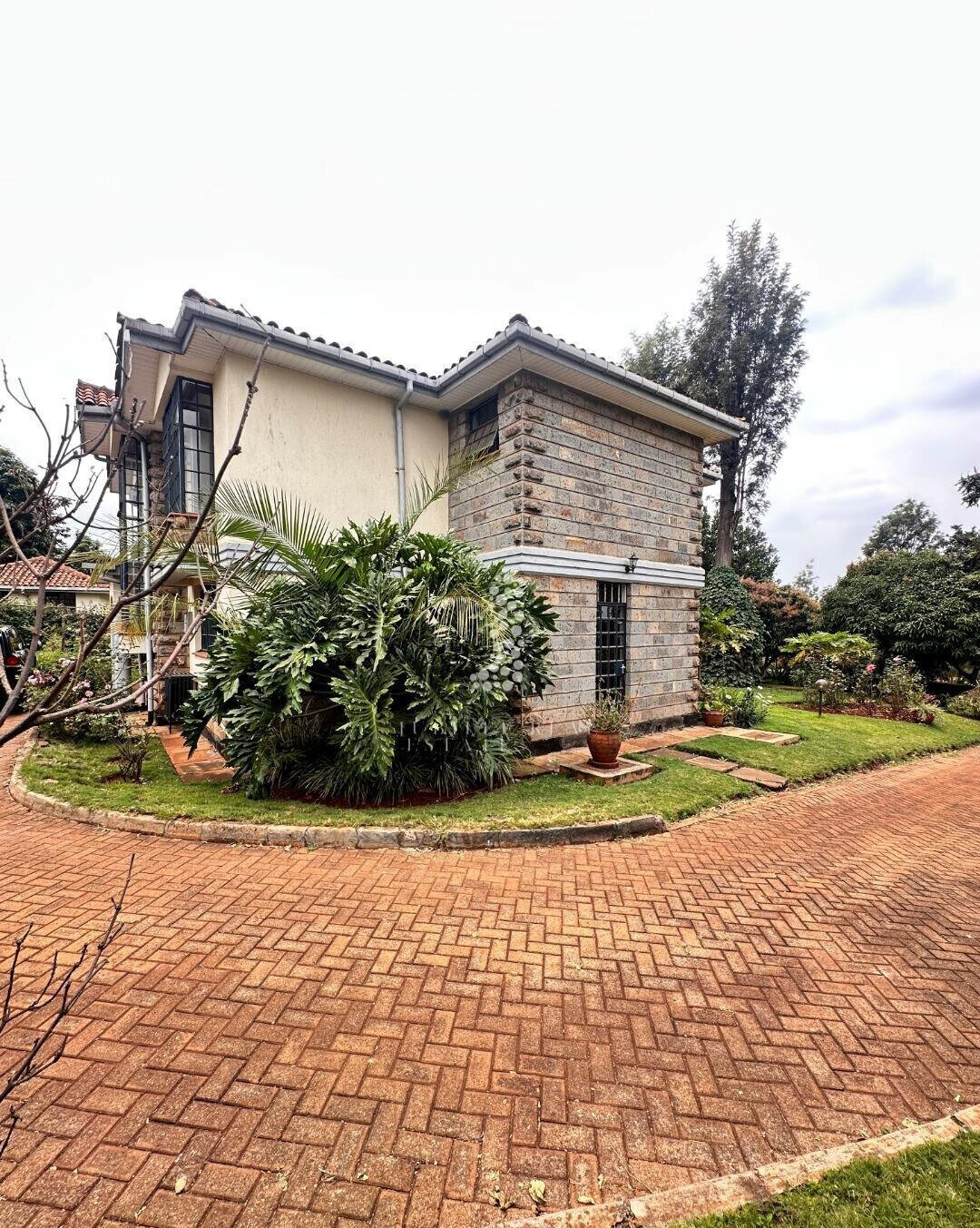 Half-Acre Townhouse with Mature Garden & Pool – Rosslyn
