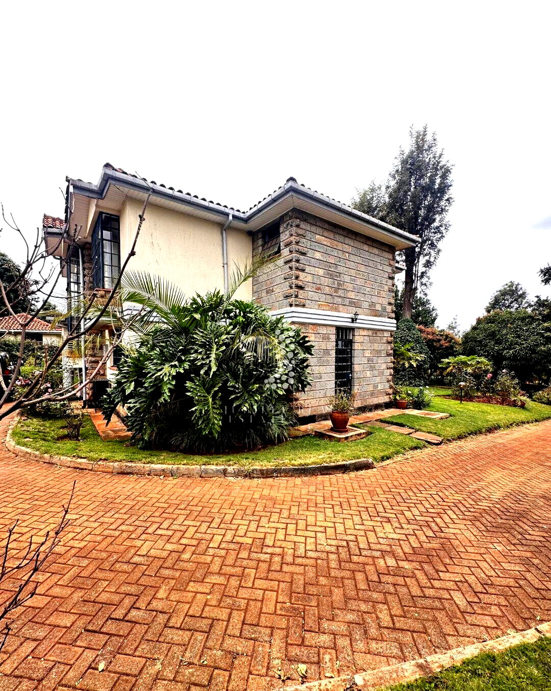 Half-Acre Townhouse with Mature Garden & Pool – Rosslyn