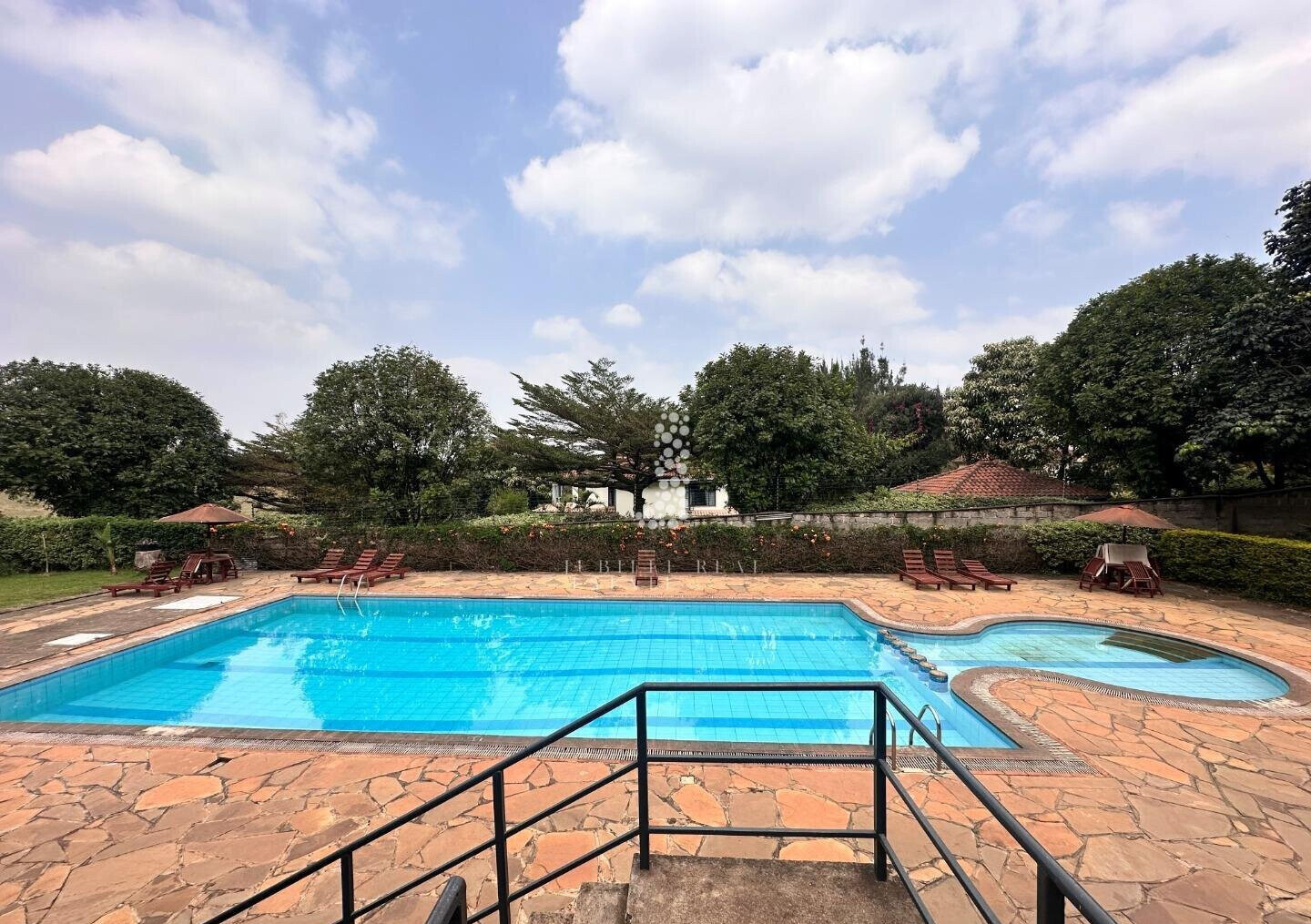Half-Acre Townhouse with Mature Garden & Pool – Rosslyn