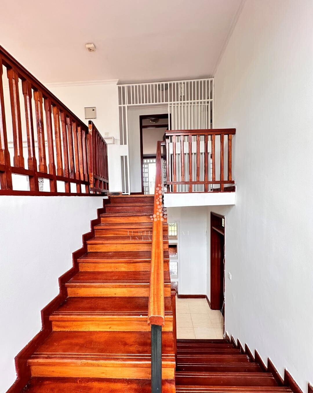 Half-Acre Townhouse with Mature Garden & Pool – Rosslyn
