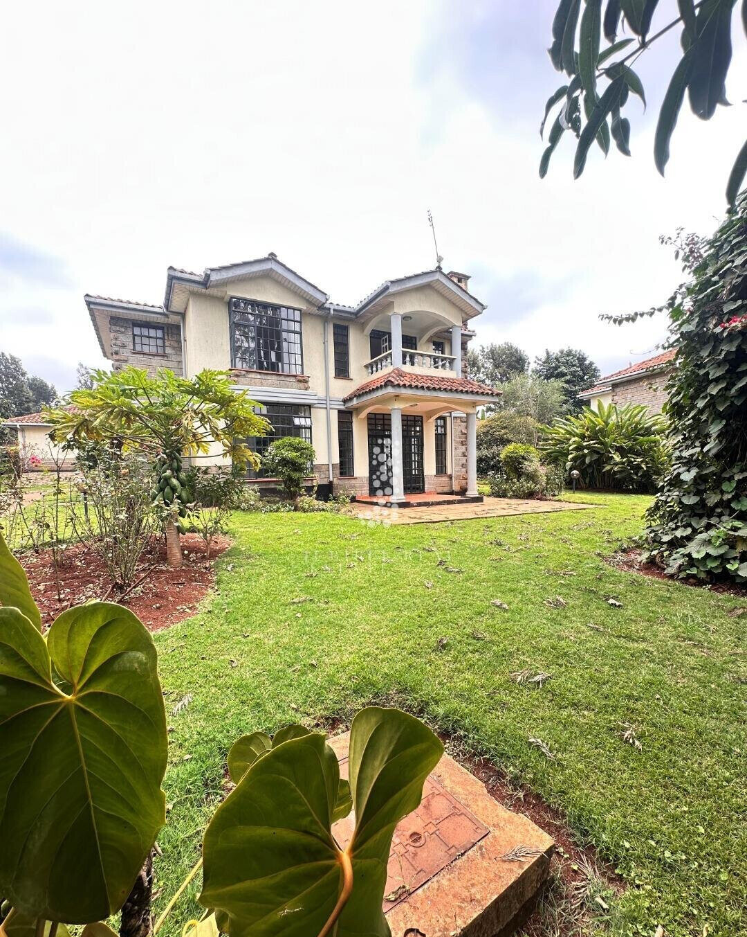 Half-Acre Townhouse with Mature Garden & Pool – Rosslyn