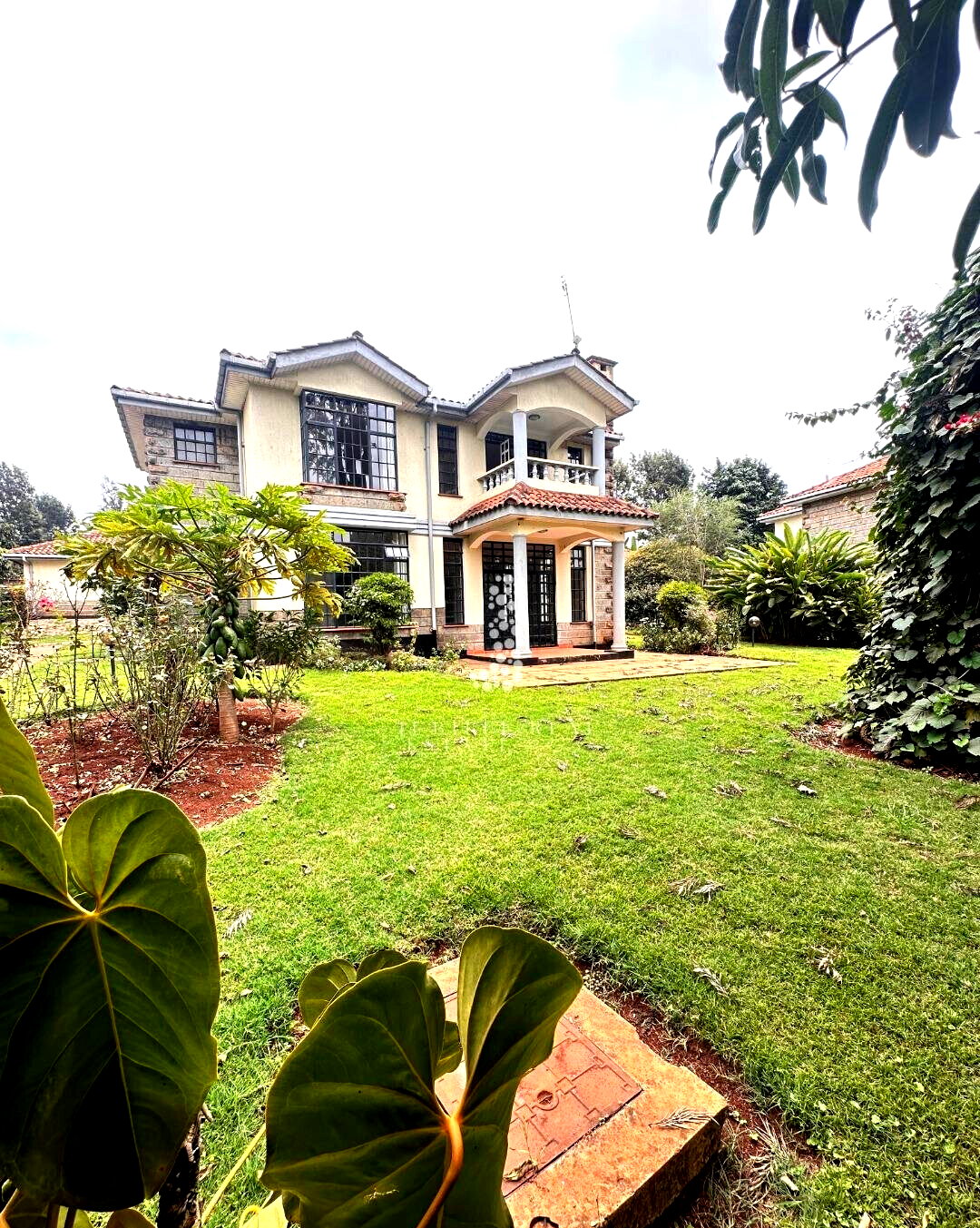 Half-Acre Townhouse with Mature Garden & Pool – Rosslyn