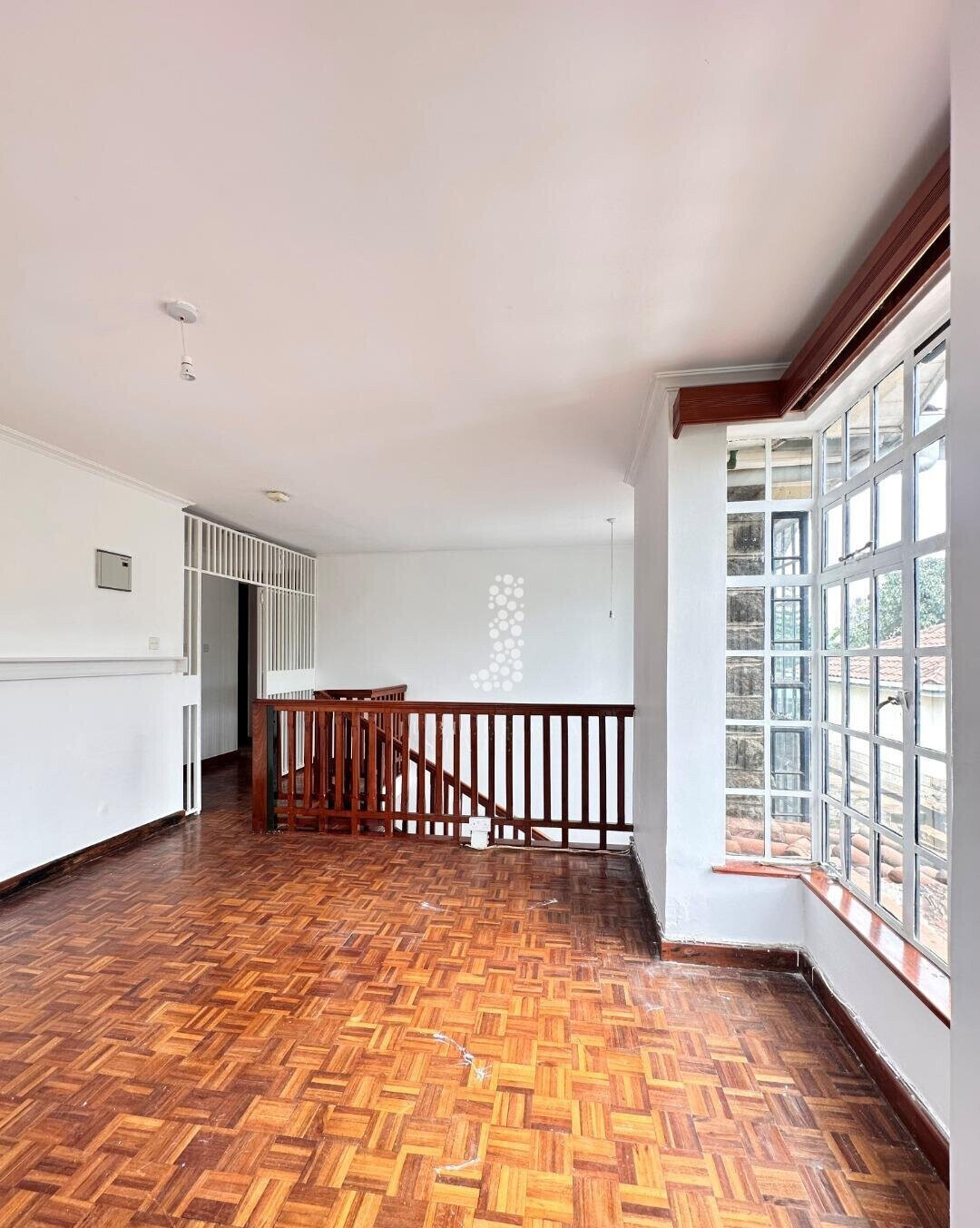 Half-Acre Townhouse with Mature Garden & Pool – Rosslyn