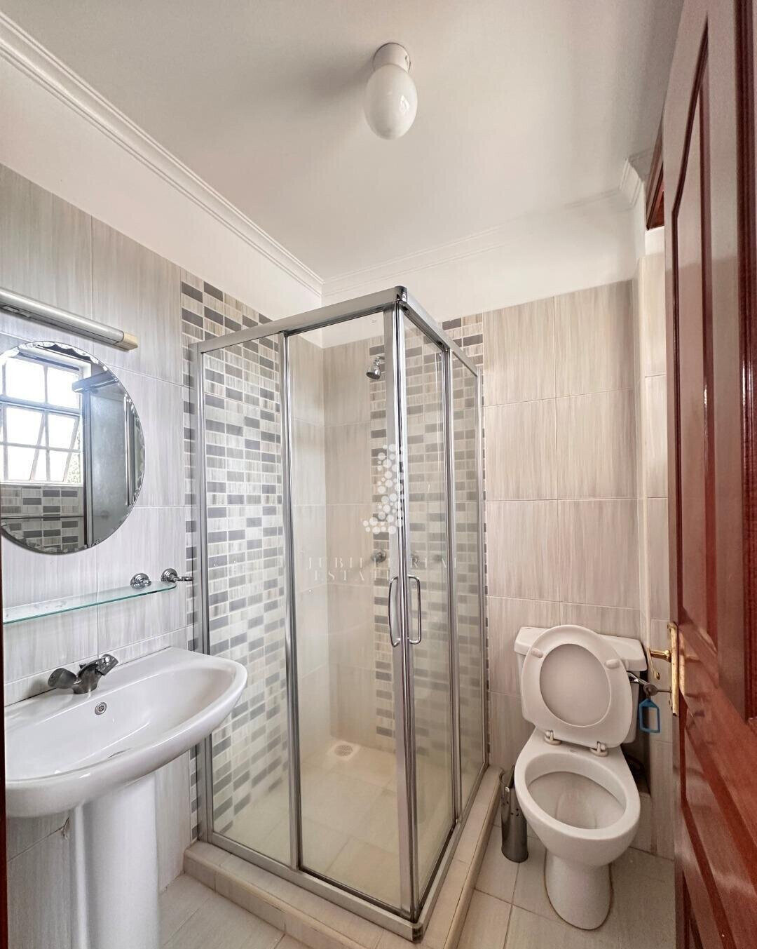 Half-Acre Townhouse with Mature Garden & Pool – Rosslyn