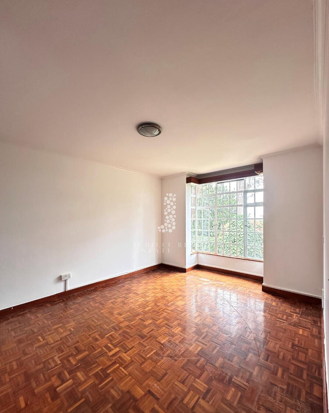 Half-Acre Townhouse with Mature Garden & Pool – Rosslyn